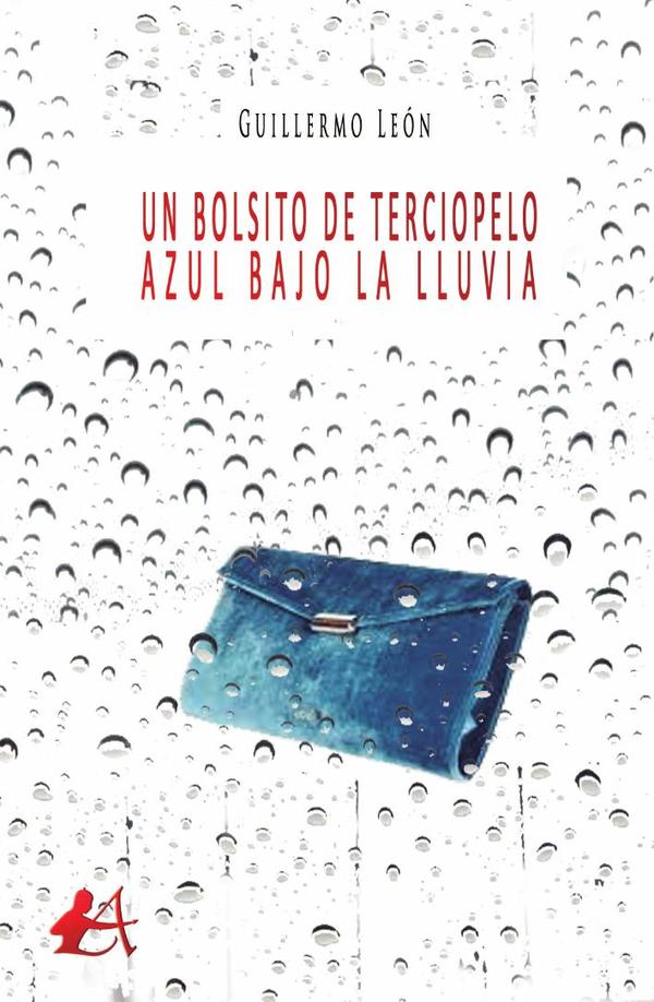 Un bolsito de terciopelo azul bajo la lluvia