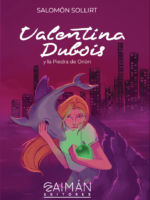 Una joven llamada Valentina Dubois abraza a un delfín mientras sostiene una misteriosa piedra verde, con una ciudad moderna al fondo, en la portada del libro de Salomón Sollirt.