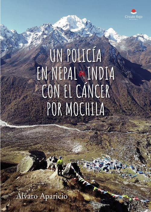 Un policía en Nepal*India con el cáncer por mochila
